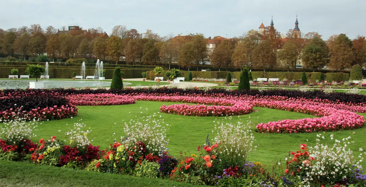 Blick auf die Gartenanlage vom Schloss Ludwigsburg