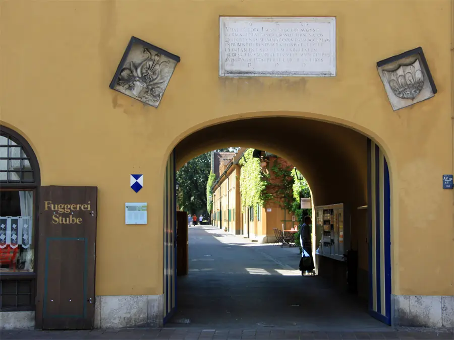 Eingang zur Fuggerei in Augsburg