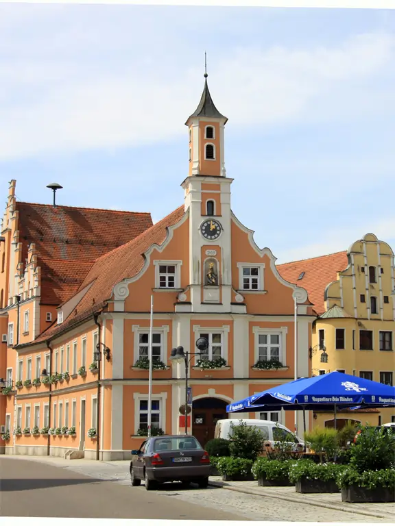 Rokoko Rathaus in Rain mit geschweiftem Volutengipfel und Giebelturm