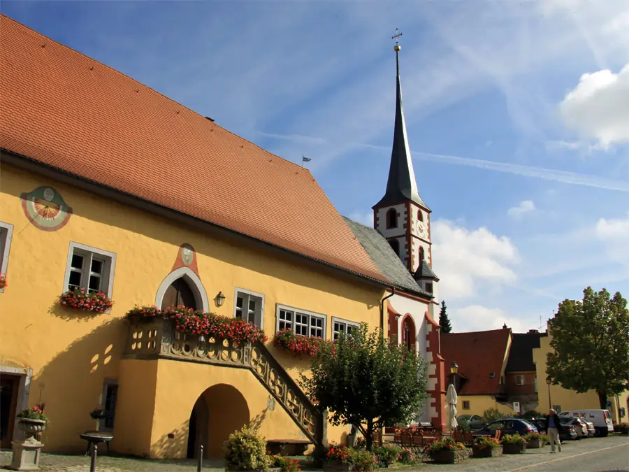 Altes Rathaus und St. Gallus in Frickenhausen