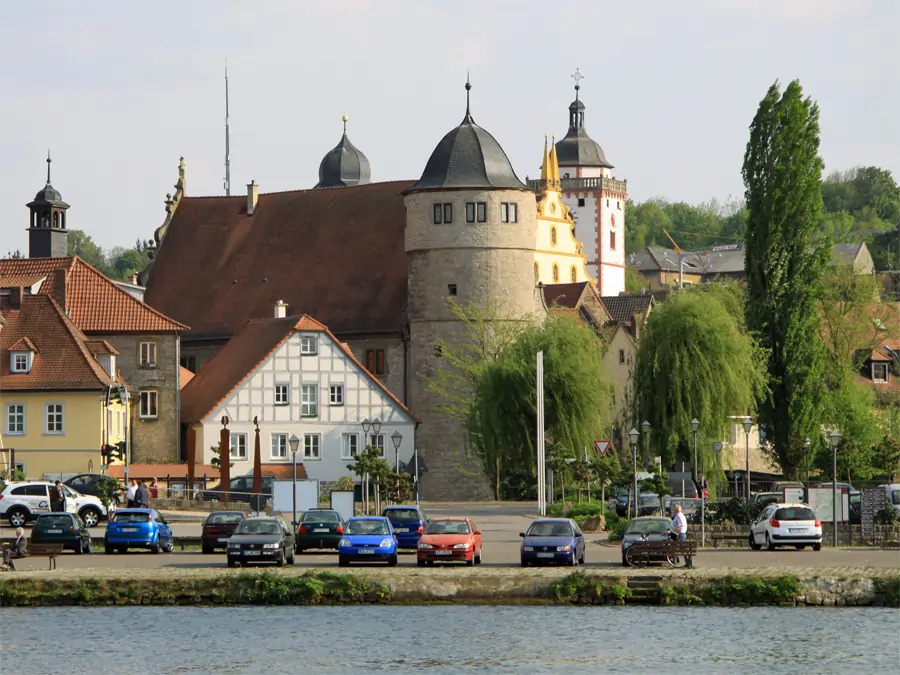 Stadtansicht von Marktbreit am Mainufer