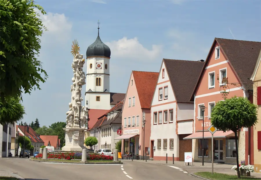 Pestsäule oder Dreifaltigkeitssäule, Wahrzeichen Wallersteins in der Ortsmitte. 