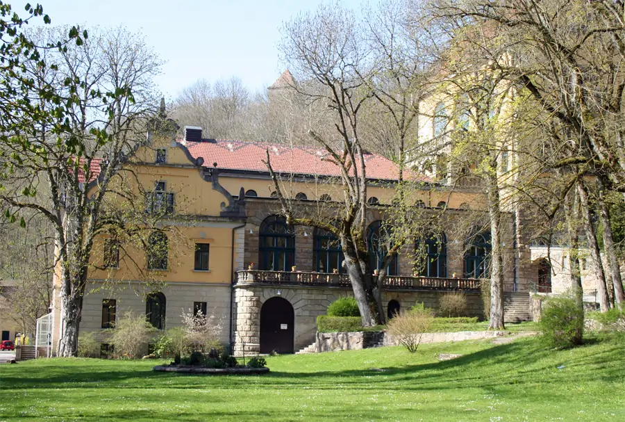 Wildbad Rothenburg mitten in einem großen Park