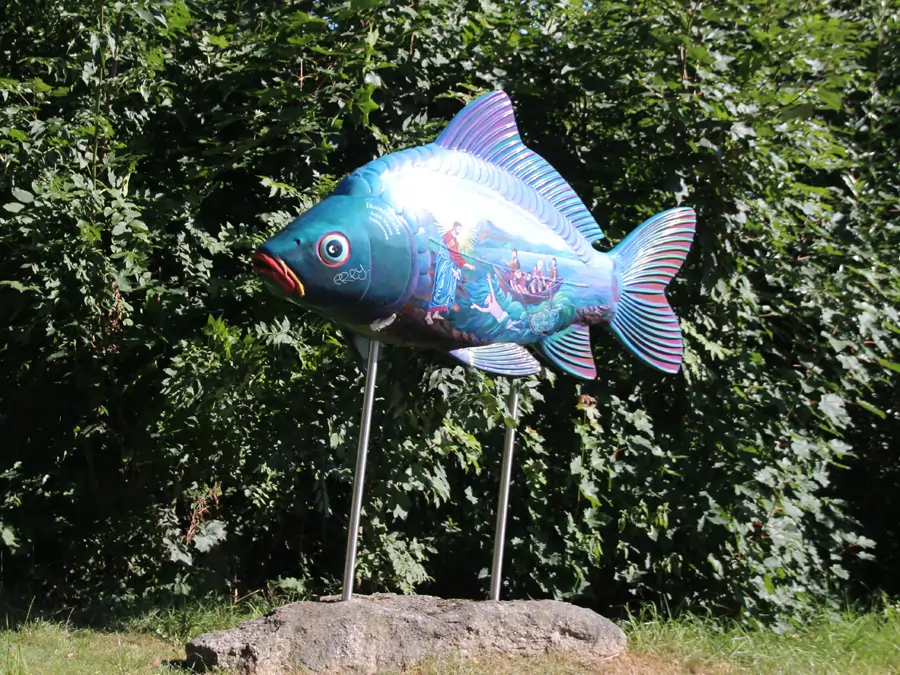 Fischskulptur-Karpfen auf dem Weg der Etappe 2 vom Goldsteig