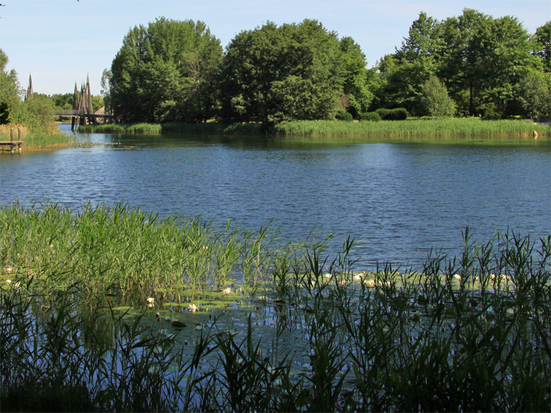 Landschaftspark Britzer Garten mit See