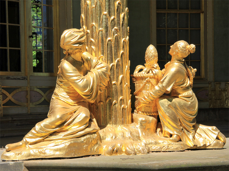 Figuren am Chinesischen Teehaus im Schlosspark Sanssouci
