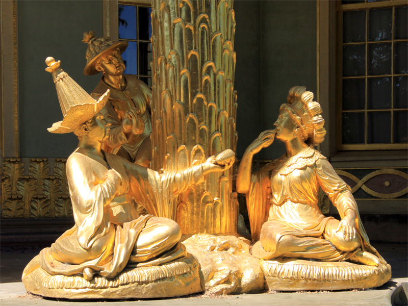 Figuren am Chinesischen Teehaus im Park vom Schloss Sanssouci