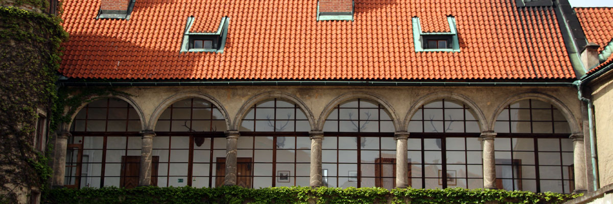 Giebelansicht von Zámek Hrubá Skála in Böhmen