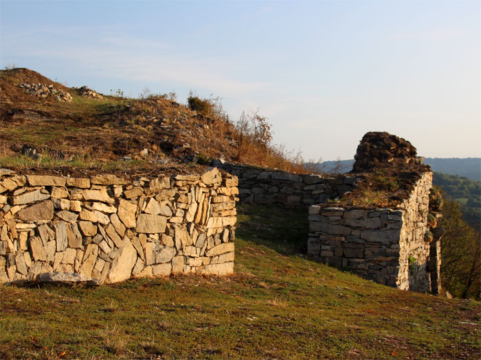 Reste der Kelchburg / Hrad Kalich auf dem Kelchberg