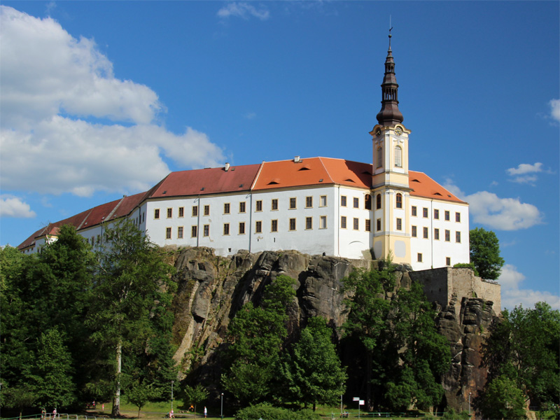 Stadt und Schloss Dĕčin an der Elbe in der Böhmischen Schweiz