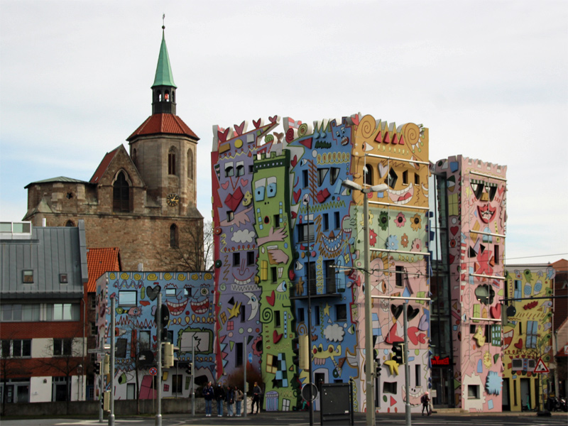 Happy RIZZI House mit Magnikirche im Hintergrund