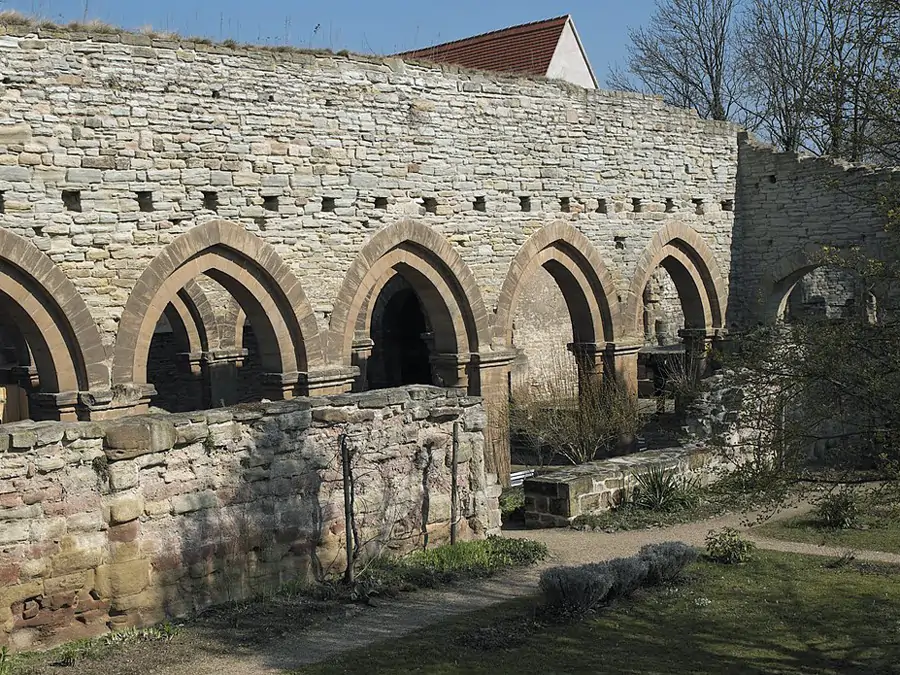 Ruinen der Klosterkirche in Memleben