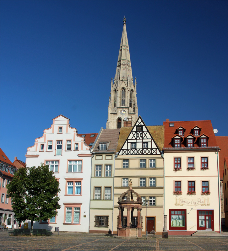 Markt mit Altem Rathaus und Staupenbrunnen in Merseburg