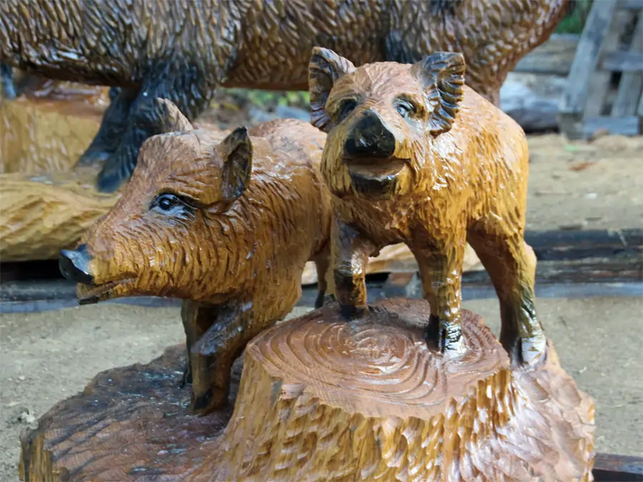 Holzskulptur von 2 Ferkeln