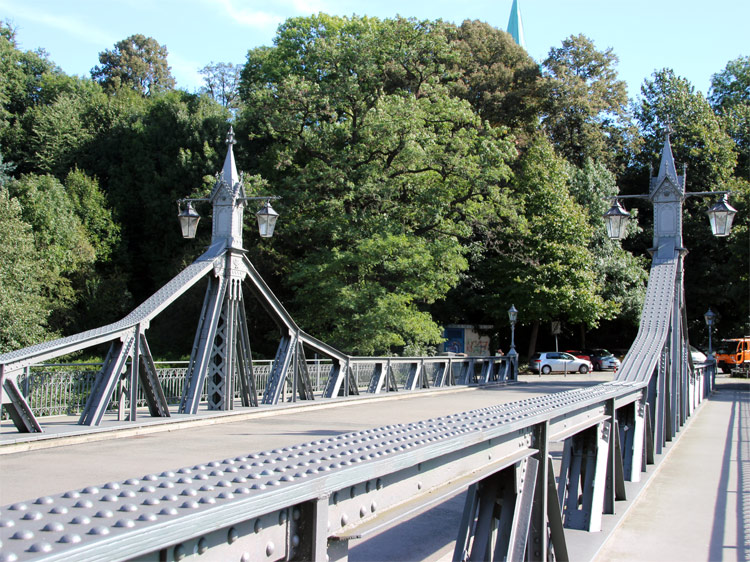 Paradiesbruecke über der Zwickauer  Mulde in Zwickau