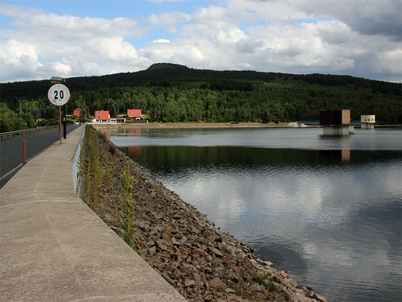 Auf dem Preßnitzdamm im böhmischen Erzgebirge