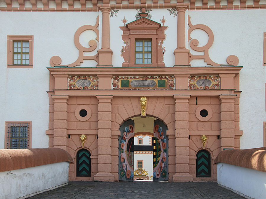 Hauptportal vom Jagdschloss auf der Stadtseite