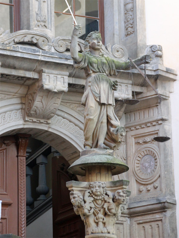 Figur am Rathaus