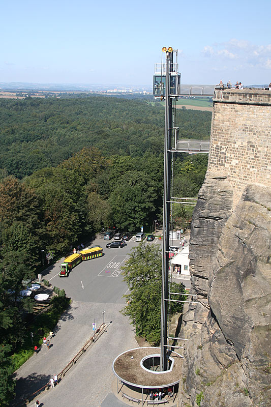 Gläserner Personenaufzug auf das Plateou der Festung