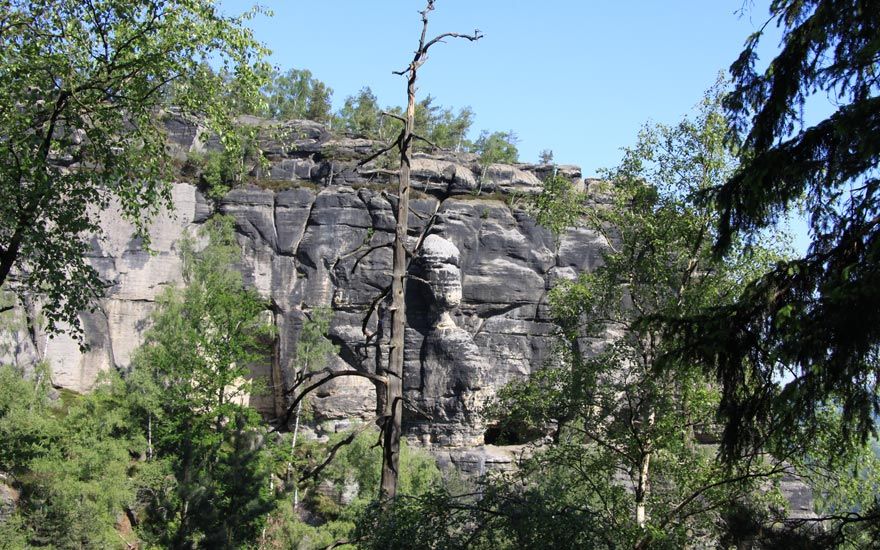 Blick zum Frienstein mit der Idagrotte