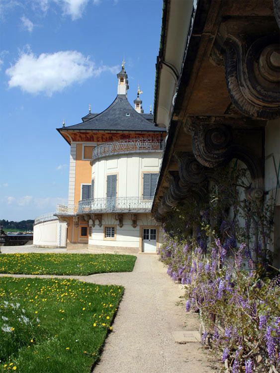 Wasserpalais an der Elbe im Frühjahr in Pillnitz