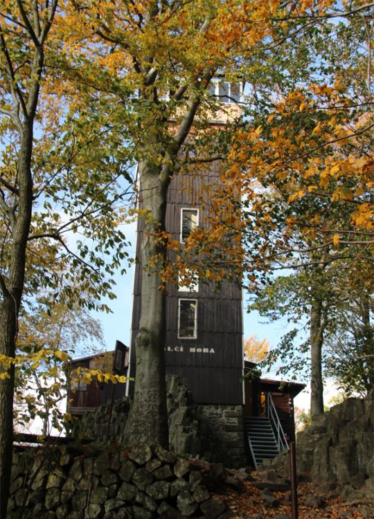 Aussichtsturm auf dem Vlčí hora (Wolfsberg) am Rande der Böhmischen Schweiz.