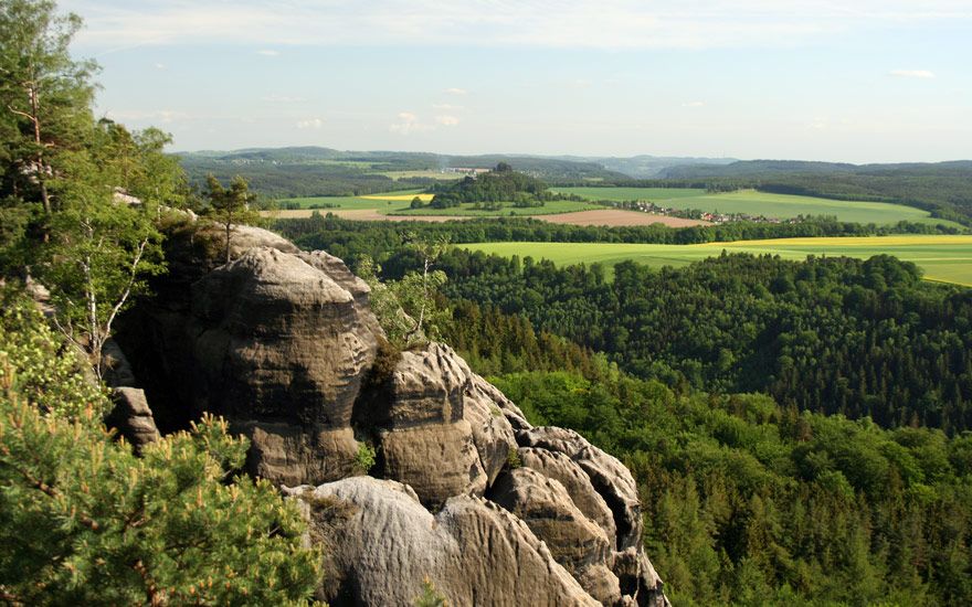 Blick zur Schönaer Ebenheit mit dem Zirkelstein