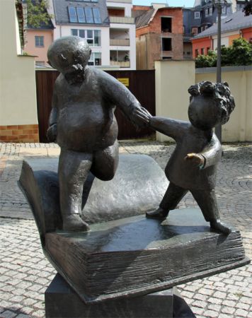 Am Geburtshaus vom Karikaturisten Erich Ohser