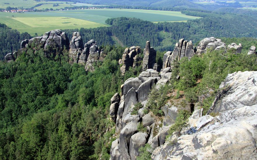 Die Schrammsteine gliedern sich in zahlreiche Felsriffe