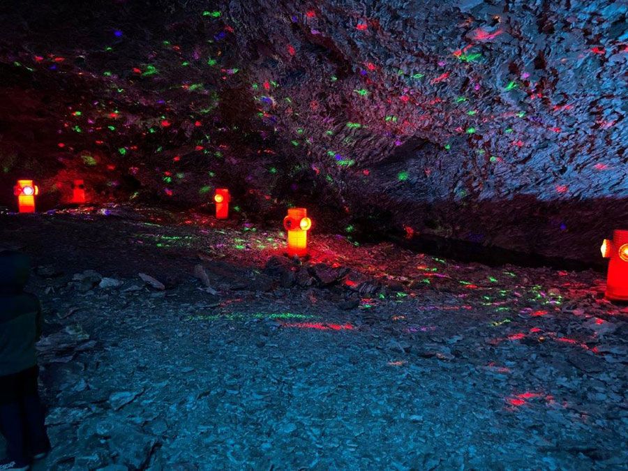 Lampen in der Höhle