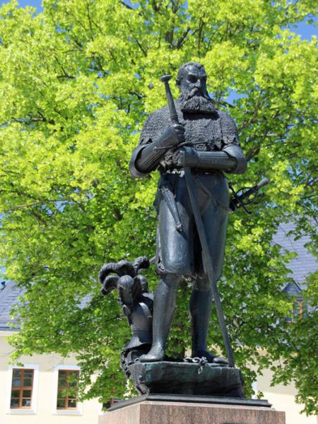 Denkmal vom Stadtgründer Herzog Heinrich des Frommen auf dem Marktplatz.