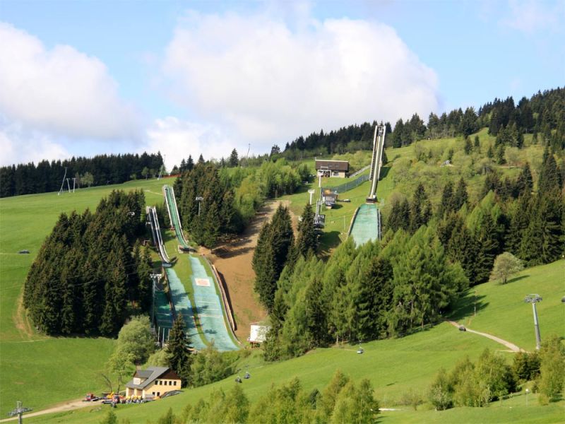 Wintersportzentrum mit Trainings- und Wettkampfschanzen