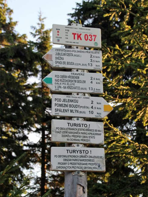 Informationsschilder für Wanderwege zum Gipfel der Schneekoppe