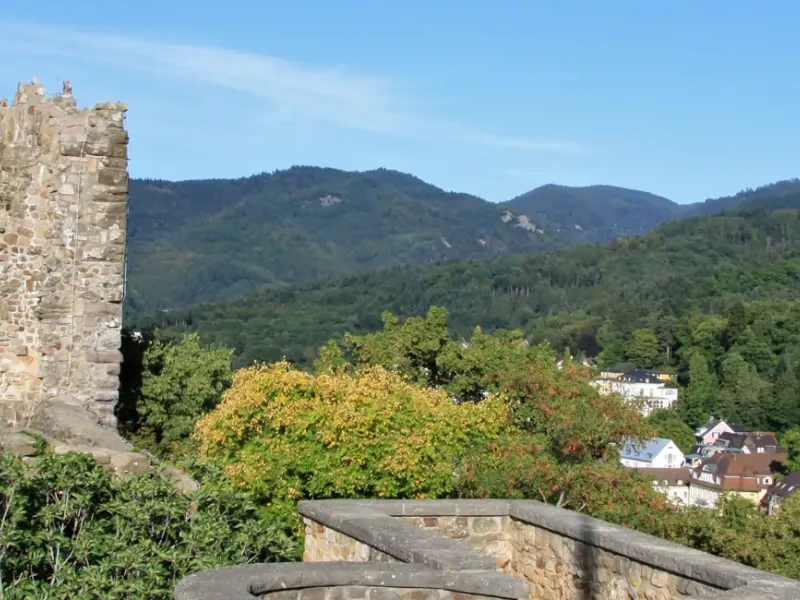Burgruine Baden über Kurtort Badenweiler im Schwarzwald