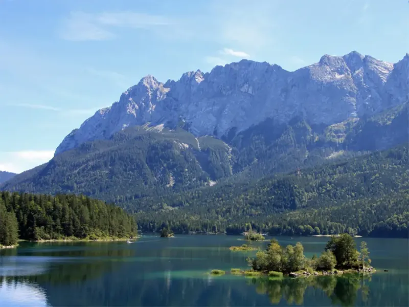 Eibsee unterhalb der Zugspitze ist einer der schönsten Seen der bayerischen Alpen.