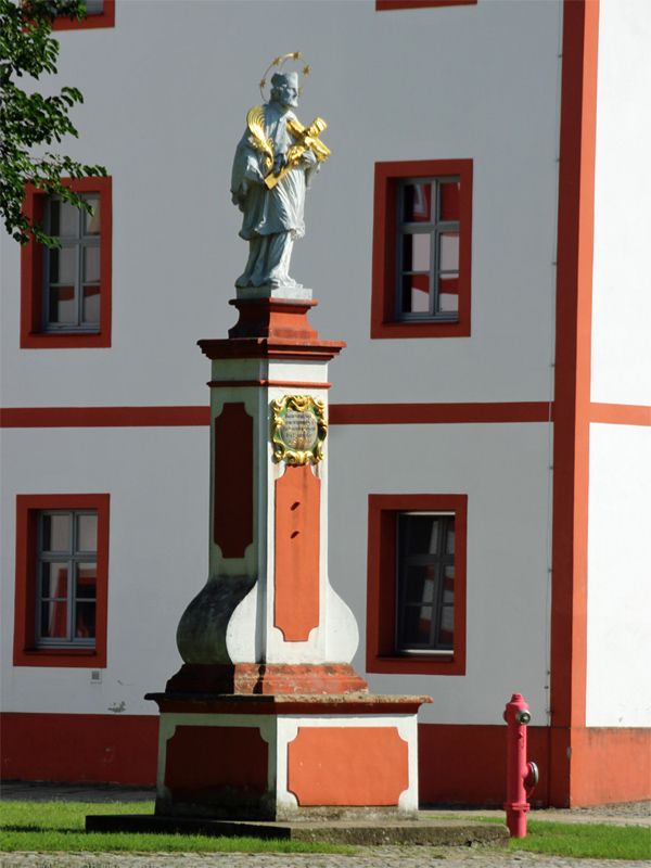 Figur im Klosterhof 