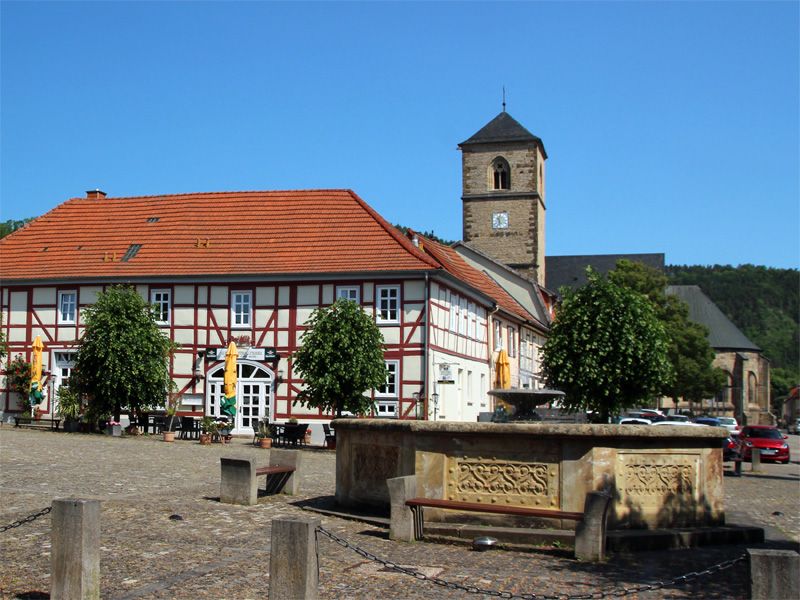 Rathaus mit Brunnen am Marktplatz von Creuzburg