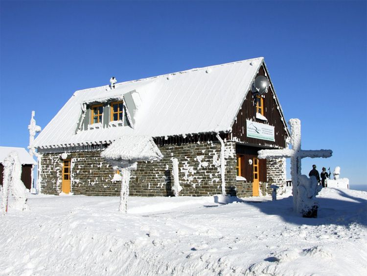 Fichtelberghütte verschneit