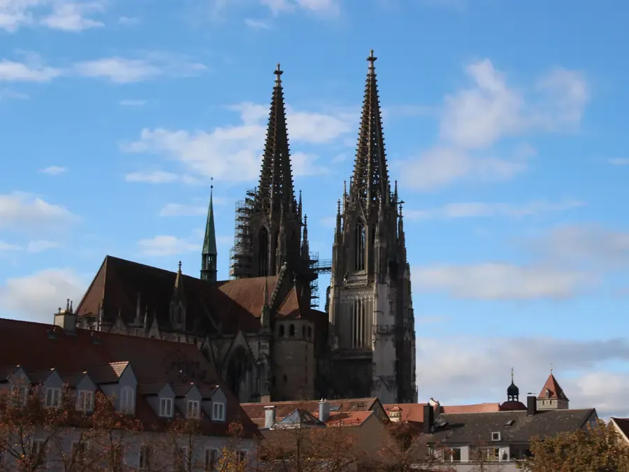 Regensburger Dom mit dem Diözesanmuseum am Domplatz