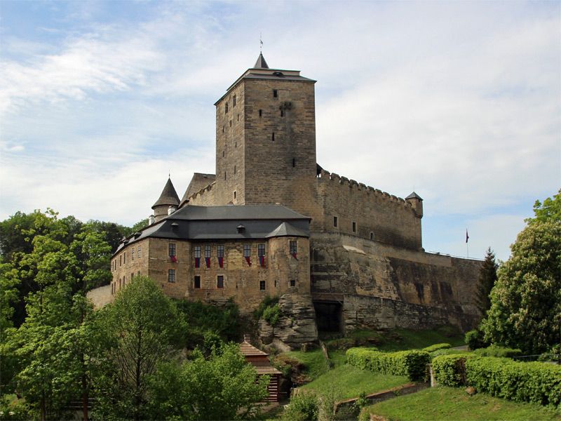 mittelalterliche Burg Hrad Kost (auf Deutsch „Knochen“)