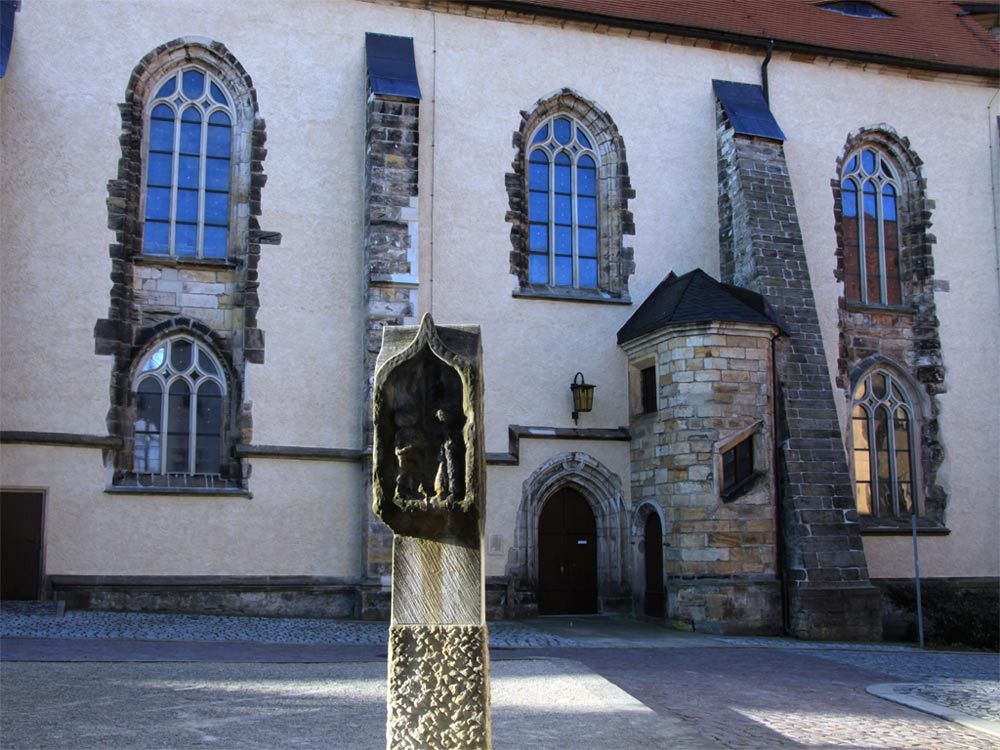Mittelalterliche Betsäule steht an der Nordseite der Stadtkirche