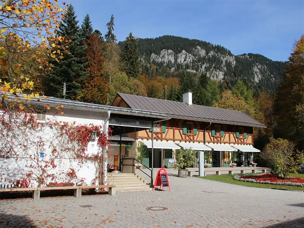 Eingang zum Schlossgelände Linderhof