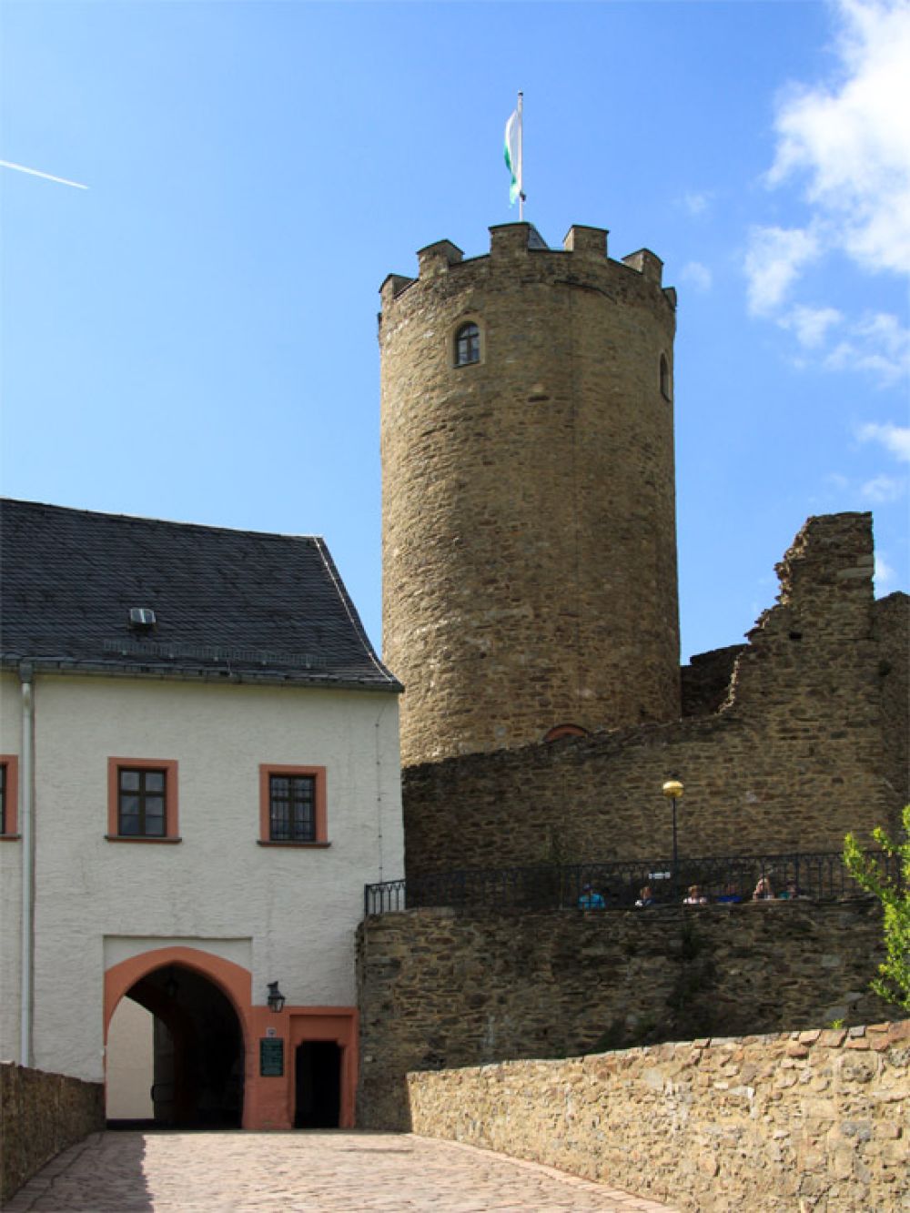 Burghof mit Bergfried - ältesten Bauwerk der Burganlage