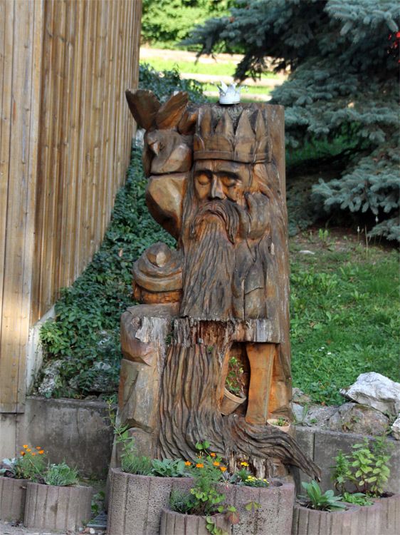 Barbarossa-Holzfigur an der Barbarossahöhle