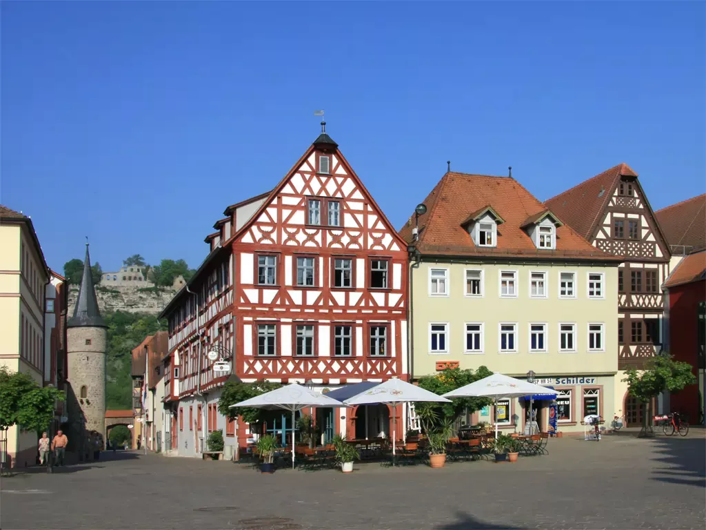 Marktplatz mit Blick zur Karlsburg