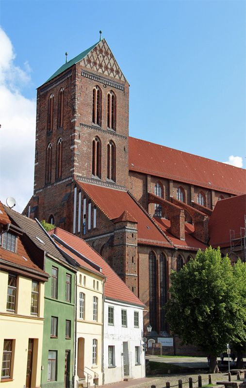 Nikolaikirche und die Marienkirchruine von Wismar