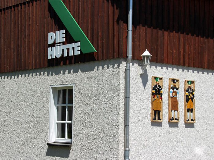 Galerie "Die Hütte" mit Skulpturen in Holz