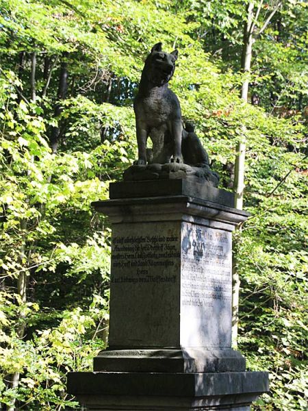 Aus Pirnaer Sandstein gefertigtes Denkmal vom letzten Wolf