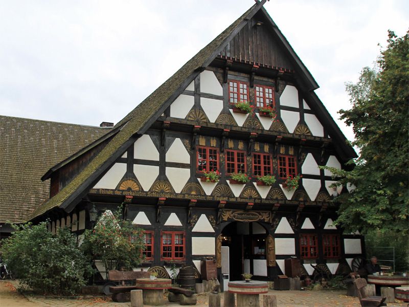 Trachtenhaus auf dem Gelände vom Mühlenmuseum