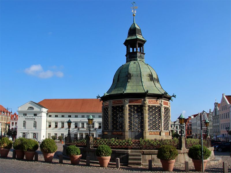 Wasserkunst Wismar mit Rathaus im Hintergrund